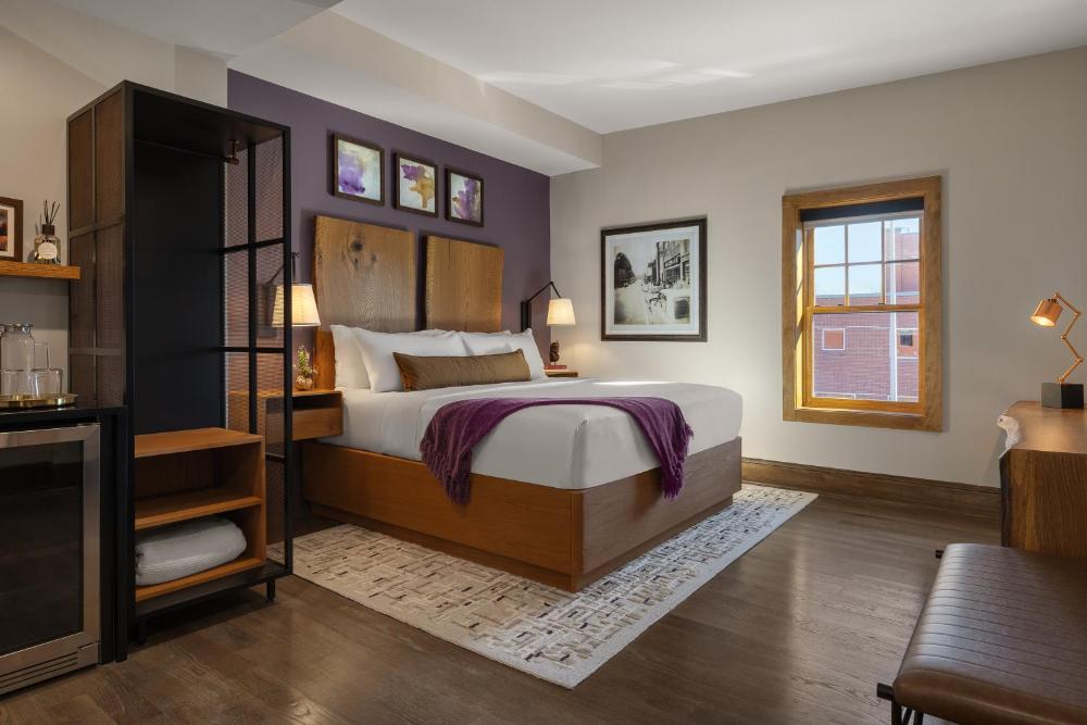 Superior King Room interior